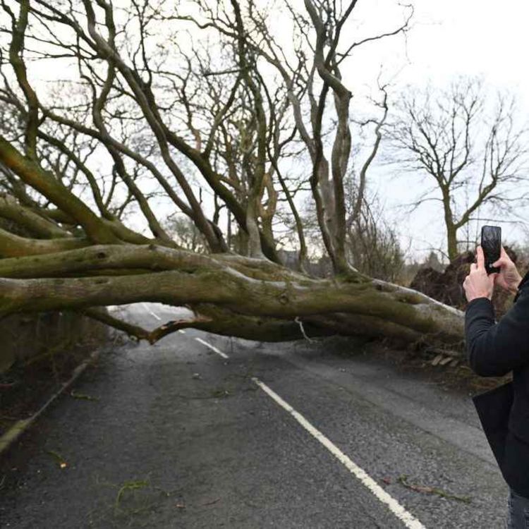 cover art for 5240: LISTEN¦ Should households left without power for a whole week be given compensation? If so, who should pay it? Frank spoke to Alliance MLA Eoin Tennyson and Cllr Gareth Wilson