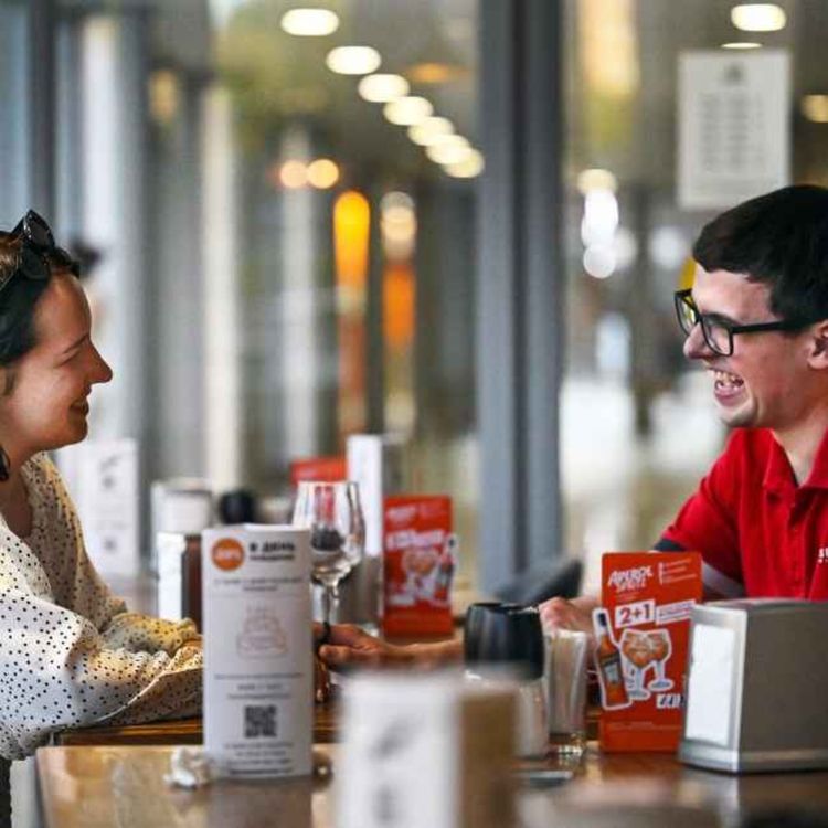 cover art for 5251: LISTEN¦ Who should pay on first date? A recent survey found 72% still believe men should pay. Frank spoke to Sour Wee Blogger, Helen McClements