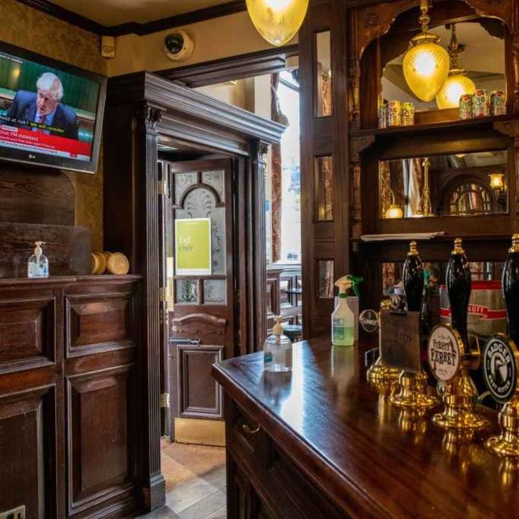 cover art for 5258: LISTEN¦ Should there be bars in the Houses of Parliament? The Strangers bar in the Commons has just re-opened, but do booze and politics mix? Frank spoke to Mick Fealty and Alex Kane