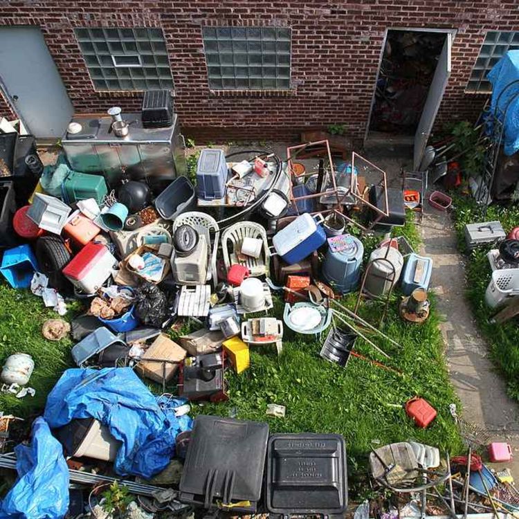 cover art for 5272: LISTEN¦ Should homeowners be fined up to £500 for an untidy garden? How about dogs that keep the neighbours up by barking? Peter spoke to Helen McClements about a government crackdown on anti-social behaviour