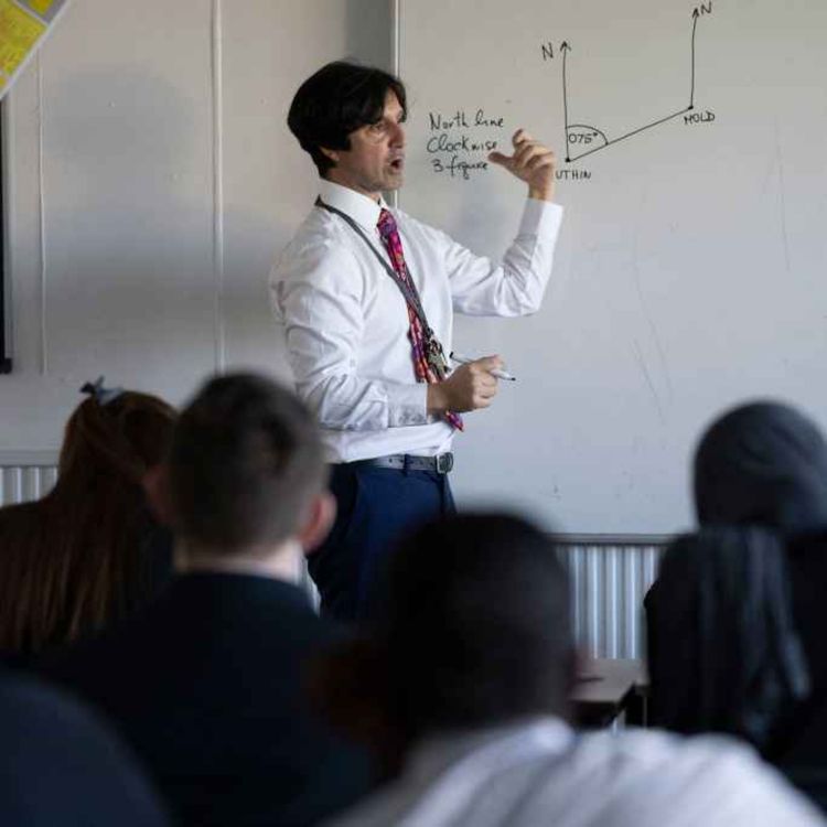 cover art for 5273: LISTEN¦ 80% of teachers say they've been abused by parents in the past year, with nearly one in ten reporting being physically attacked. Peter spoke to Dr Graham Gault from the NAHT