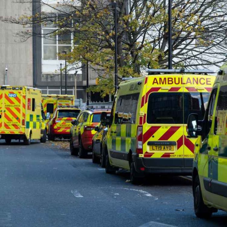 cover art for 5280: LISTEN¦ Delays in ambulance handovers put around 3,800 people at potential risk of severe harm, according to a scathing report by the NI Audit Office. Frank spoke to the SDLP's Colin McGrath and Áine Magee from Carers NI