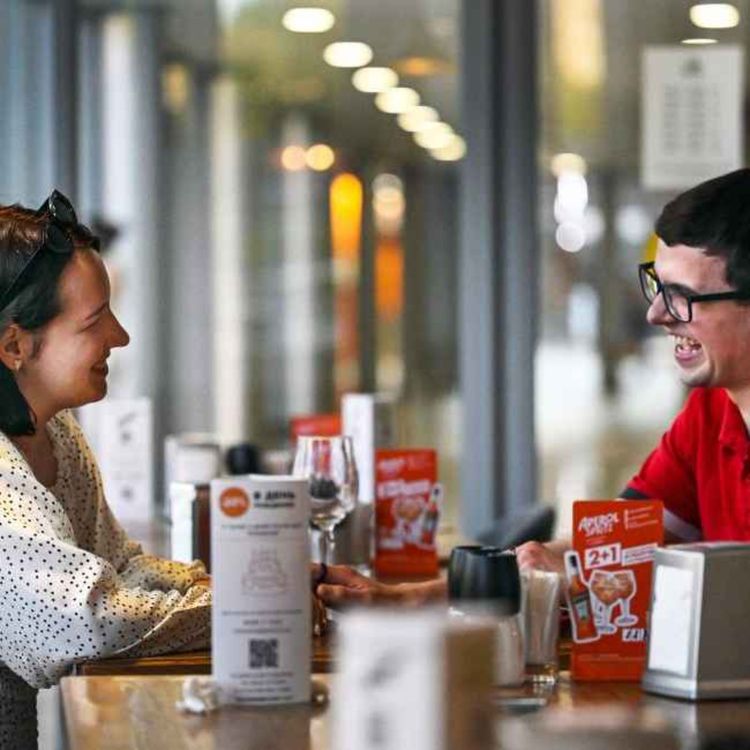 cover art for 5385: LISTEN¦ A decade since the launch of Tinder, people seem to be falling out of love with dating apps. Could there be room for a new way of dating? Andrew Adams is the man behind an upcoming 'Pitch a Mate' event in Belfast