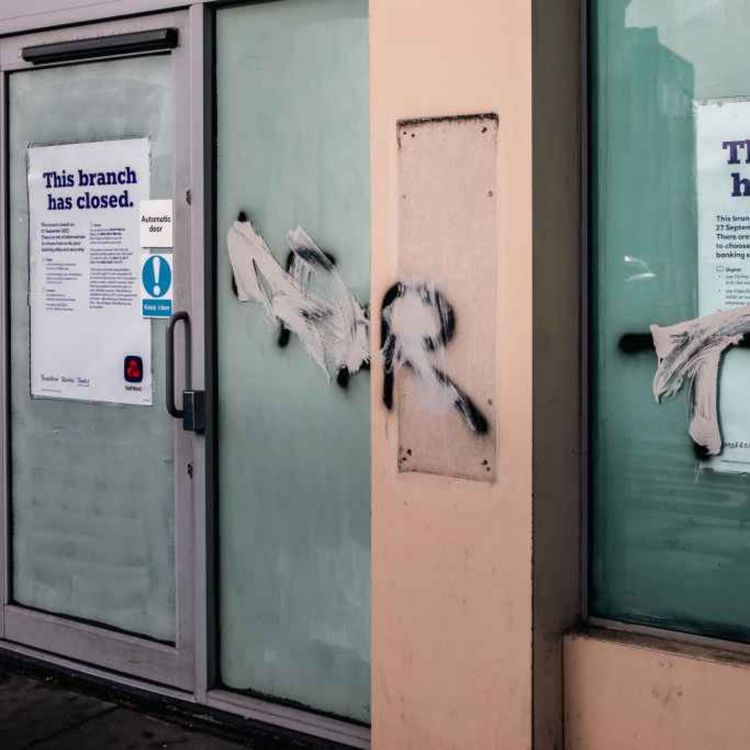 cover art for 5391: LISTEN¦ Has the closure of local bank branches made it harder to do business? Roger Pollen from FSB NI told Frank the ease of setting up an online account could damage local banking provision over the long term