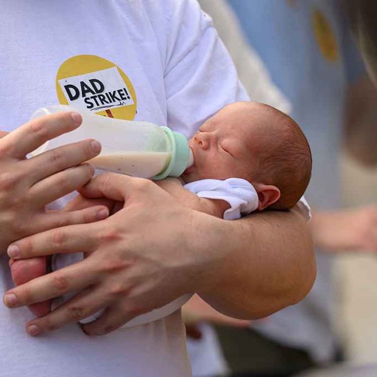 cover art for 5397: LISTEN¦ Should new dads be given longer paternity leave? The government has committed to reviewing current arrangements, which haven't changed since their introduction in 2003. Frank spoke to Alex from campaign group Dad Shift