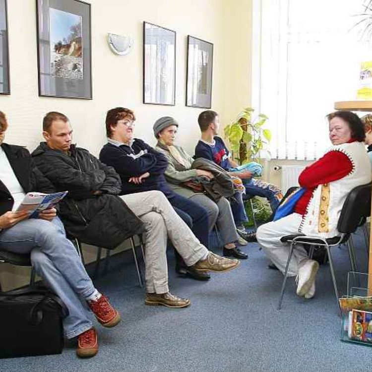 cover art for 5430: LISTEN¦ Should well-off people pay more for their healthcare? A senior GP, Dr Tom Black, told Frank that the NHS is so underfunded and understaffed that it's affecting life expectancies