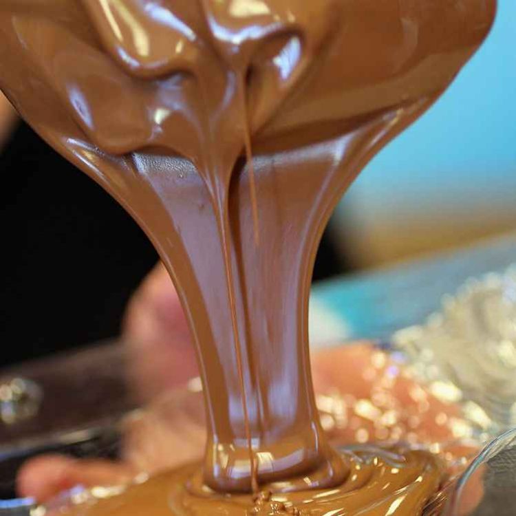 cover art for 5453: LISTEN¦ Why has chocolate become so expensive and can you tell the difference between 'chocolate flavour' biscuits and the real thing? Frank spoke to top chocolatier Geri Martin from Chocolate Manor