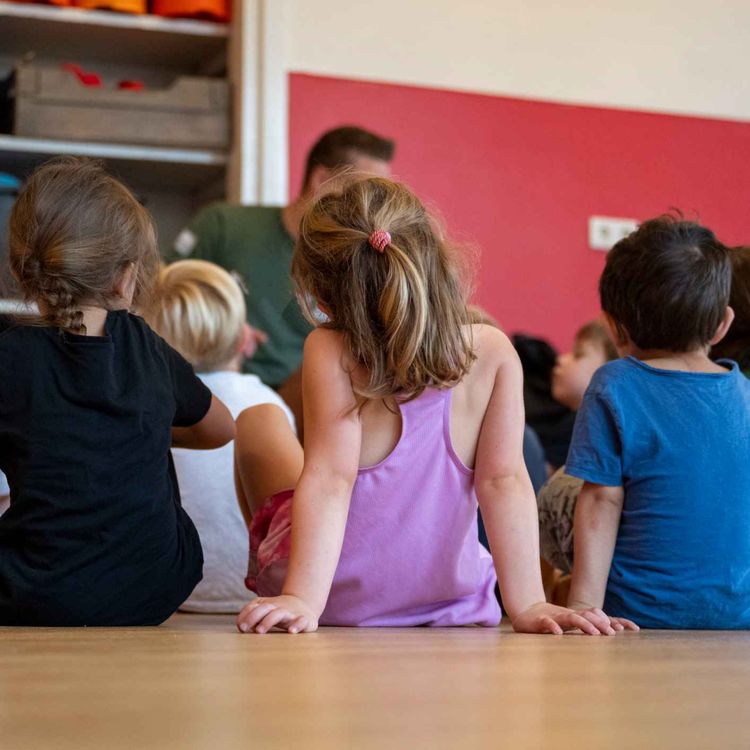 cover art for 5457: LISTEN¦ 'How confident do our Executive feel in being able to deliver for families here, if they're reaching out and asking Westminster for a solution?', ' Dr Casey McGivern from Melted Parents spoke to Frank