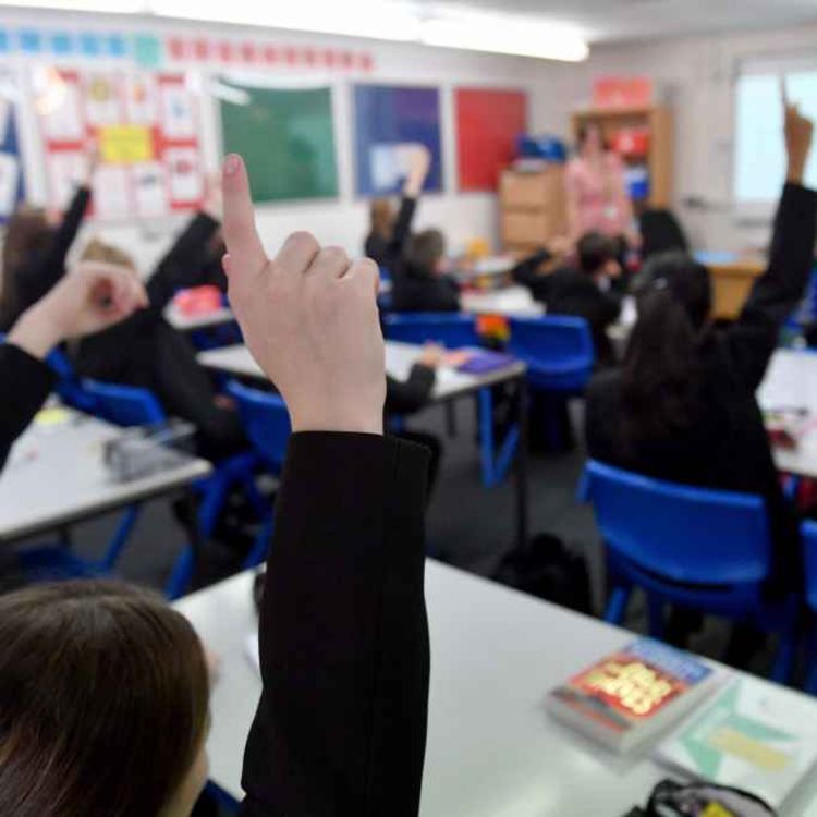 cover art for 5465: LISTEN¦ Do you agree with the Supreme Court's ruling that Christian-focused RE classes are unlawful? Frank spoke to TUV deputy leader Ron McDowell and Jack Russell from Parents for Inclusive Education