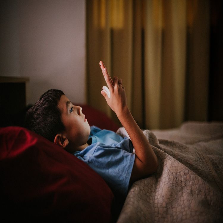 cover art for 5473: LISTEN¦ How to make sure your family doesn't spend the holidays glued to their phones and digital devices - play expert and founder of Pretzel Play, Tara Lea McElduff, talked to Frank about the importance of being present