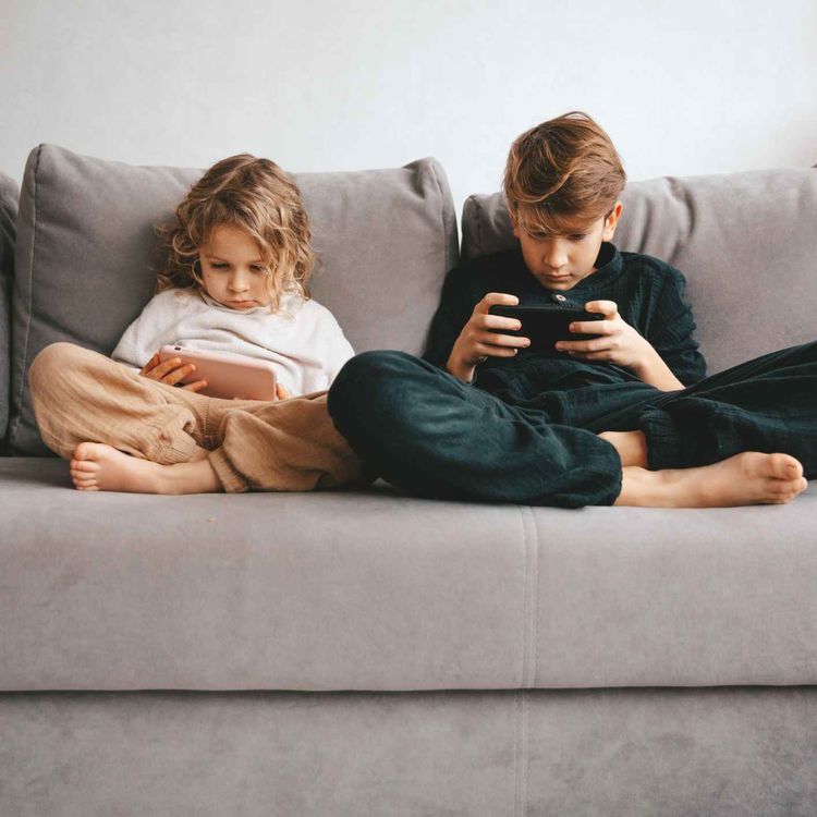 cover art for 5475: LISTEN¦ Should children be allowed smartphones? The education minister has backed a campaign calling on parents to hold off on giving them to children until they're 14. Frank spoke to Rosalind McClean from the group Smartphone Free Childhood