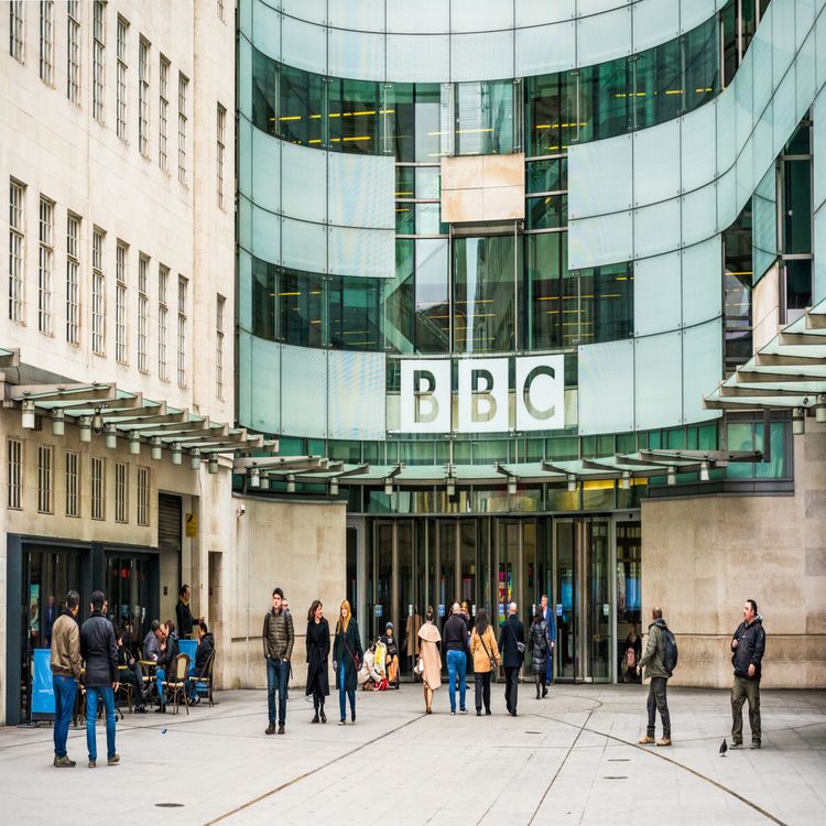 cover art for 5479: LISTEN¦ Should the BBC licence fee payer be forking out for taxis for the Corporation's staff, stars and guests? A £10m a year contract is out for tender, to provide round the clock cabs. Frank spoke to Anne Strickland from the Taxpayers Alliance