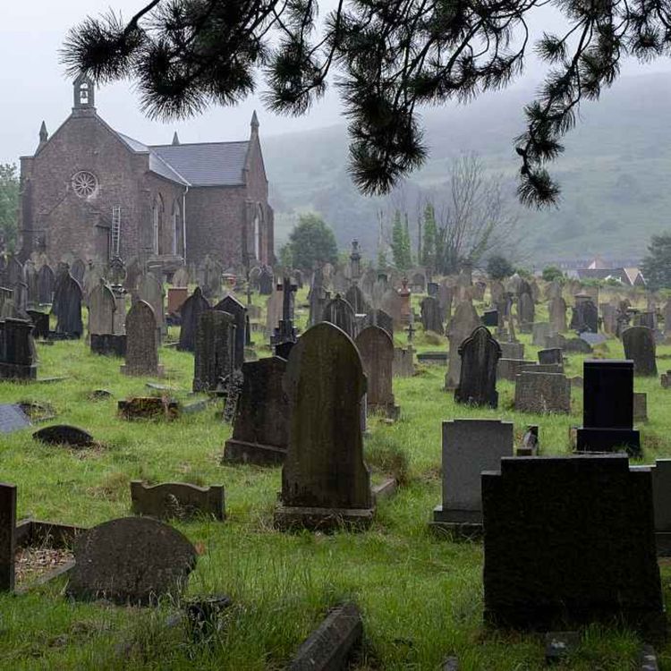 cover art for 5506: LISTEN¦ Should we recycle graves to deal with the shortage of burial space? That's a plan being considered by the Law Commission in England - where plots over a century old could be reused. Frank spoke to Malachi O'Doherty