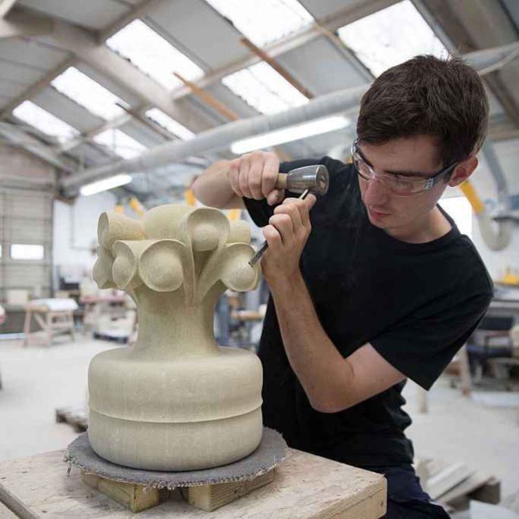cover art for 5548: LISTEN¦ Should young people ditch university in favour of a trade? The PM's announced a shake-up of education that would see a greater emphasis on vocational and skills-based training. Frank spoke to Richard Kirk from Workplus