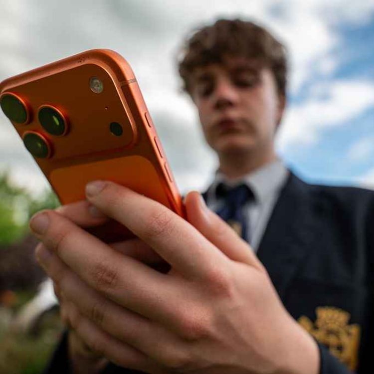 cover art for 5556: LISTEN¦ Should we ban smartphones from schools? A study by Kings College London found restrictions improved pupils' behaviour. Peter spoke to Charlotte Carson from Smartphone Free Childhood NI 