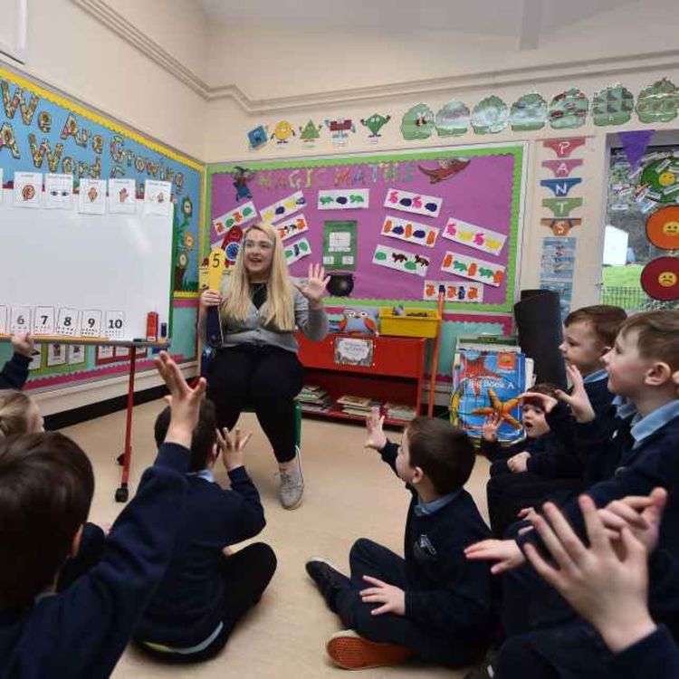 cover art for 5560: LISTEN¦ Should children of parents receiving benefits continue to be given priority for funded pre-school places? The Education Minister says he's 'levelling the playing field' but anti-poverty campaigners say it'll widen the attainment gap