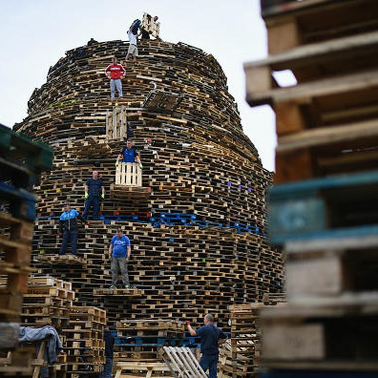 cover art for 4439: LISTEN¦ Hundreds have gathered at Avoniel Leisure Centre to protest the council decision to remove bonfire materials - Frank talks to councillors @georgedorrian and @EmmetMcDB ‏as well as activist & Unionist Voice editor @JamieBrysonCPNI