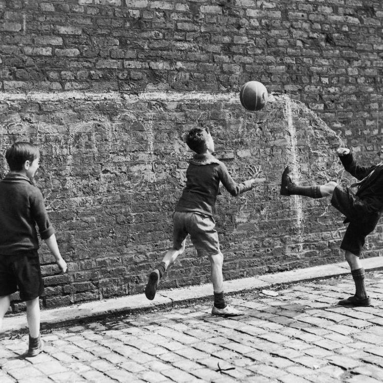 cover art for 4140: LISTEN ¦ Is it cribby, kerby or kerbsie? Kissy cats, kissy catchies or catchy kissy? What childhood games did you play?