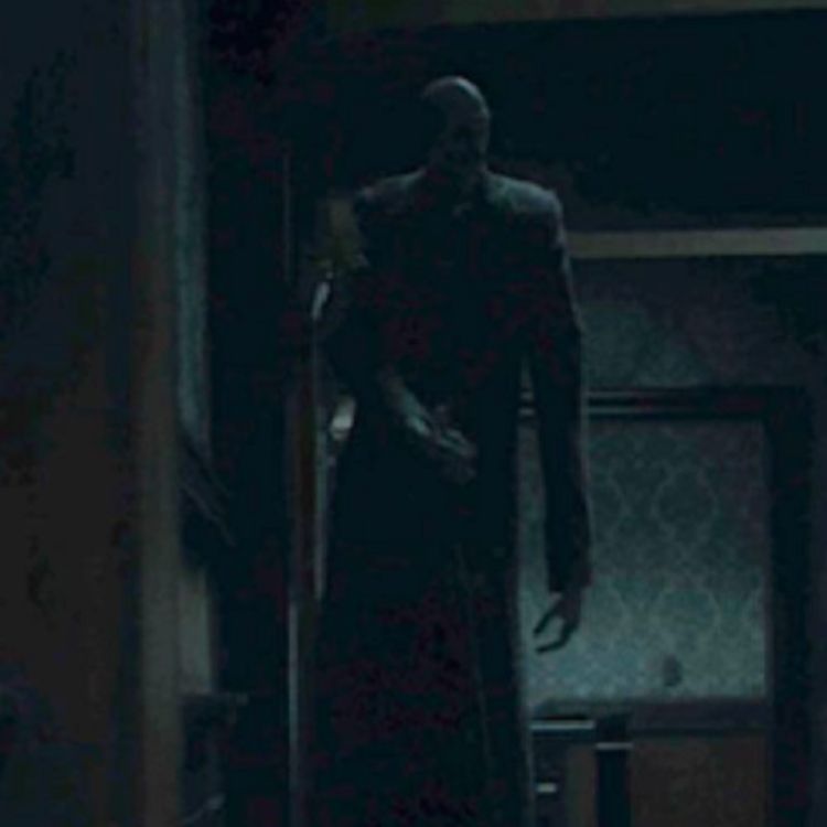 cover art for ALGO NOS OBSERVA ENTRE LAS PAREDES y más relatos aterradores