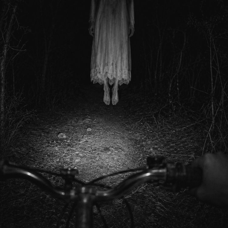 cover art for El Humanoide Sonriente | La Dama de Blanco de la Presa