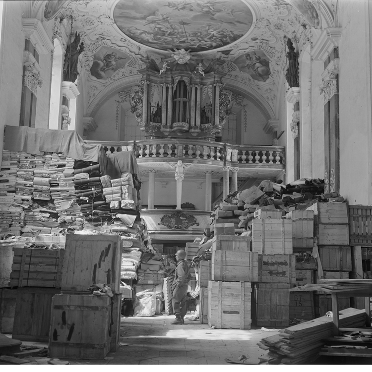 cover art for The Nazi Hunt for Mona Lisa