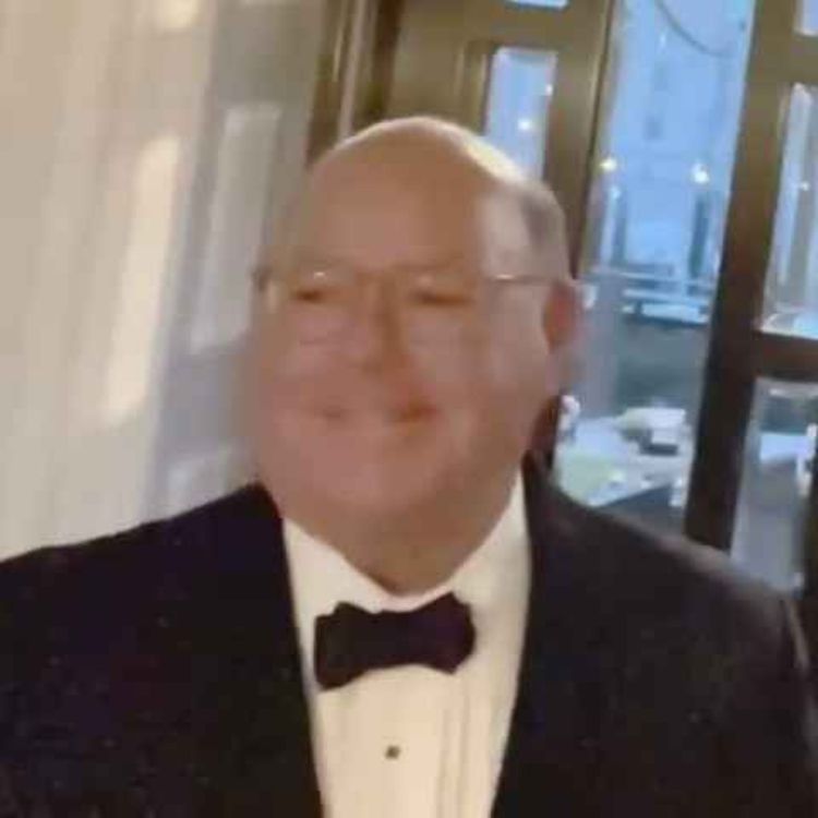 cover art for Botschafter Ed McMullen über Donald Trumps Inauguration. Die neue US-Botschafterin in Bern. Und warum man der negativen Presse über die zweite Trump-Ära nicht trauen soll