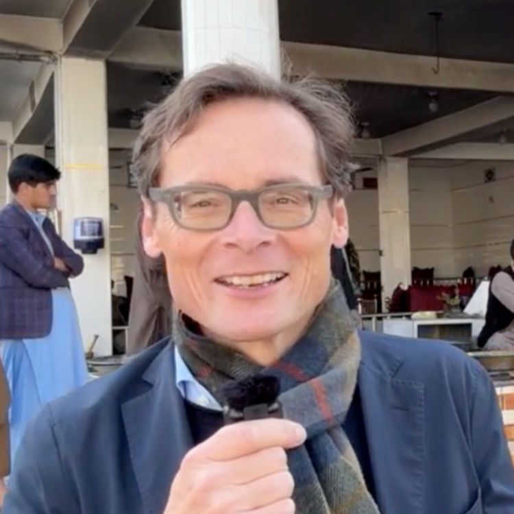 cover art for Köppel in Afghanistan: Halt an einer Raststätte, gemeinsames Mittagessen auf dem Weg nach Dschalalabad