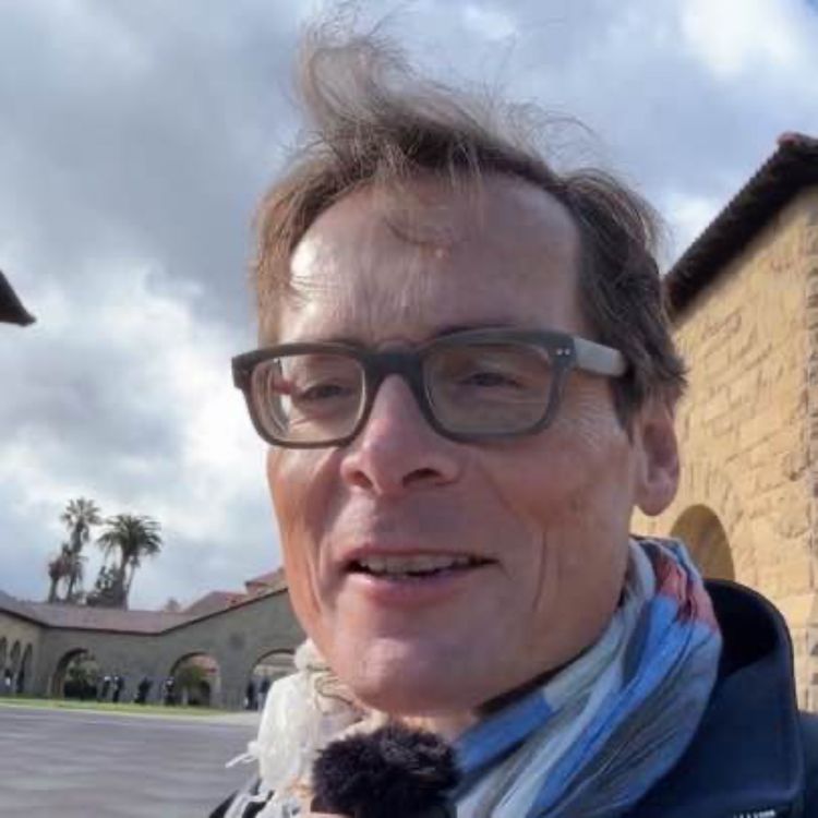 cover art for Köppel in Stanford: Mit Prof. Sepp Gumbrecht auf dem wunderschönen Campus der Elite-Universität