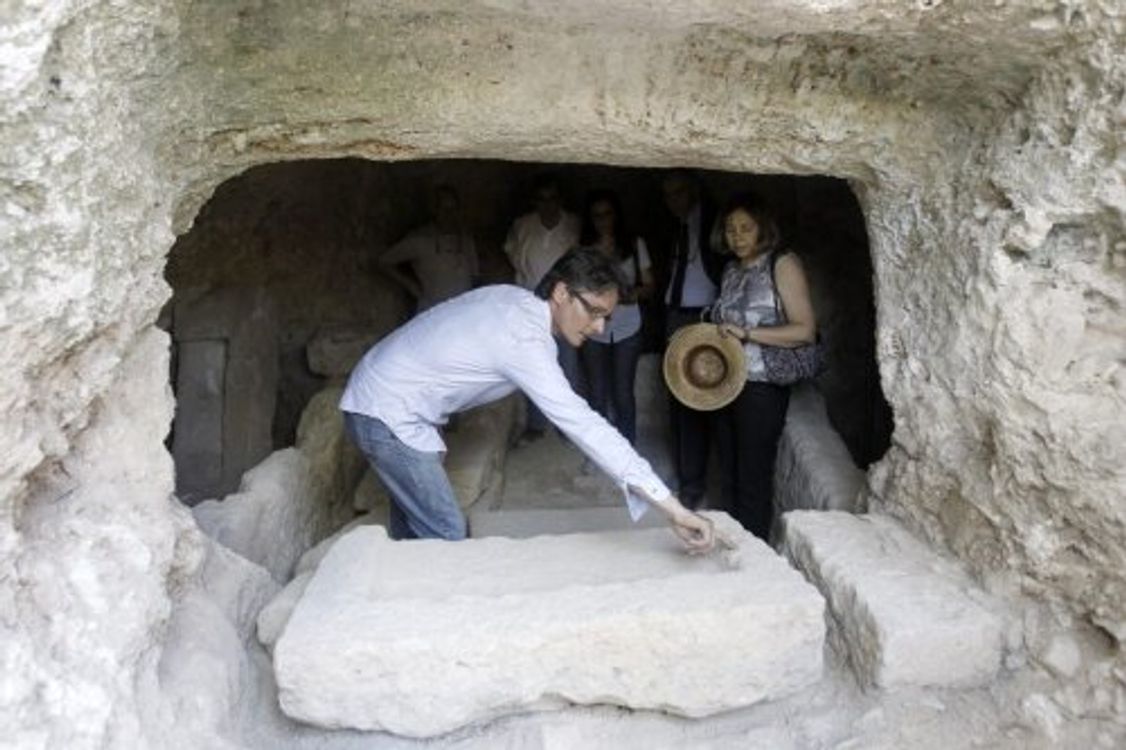 cover art for Israel ordena retirar la red eléctrica de la ciudad arqueológica.