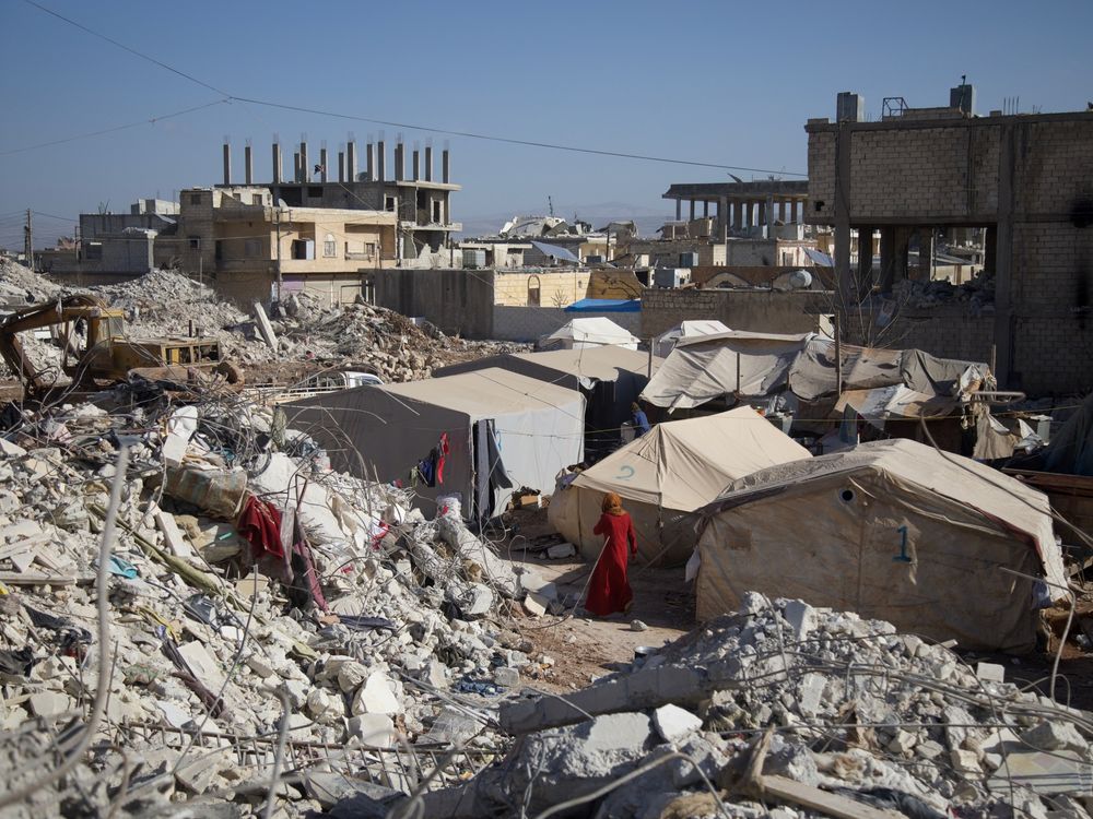 cover art for Los investigadores de la ONU denuncian la lentitud de la ayuda a las víctimas del terremoto de Siria.