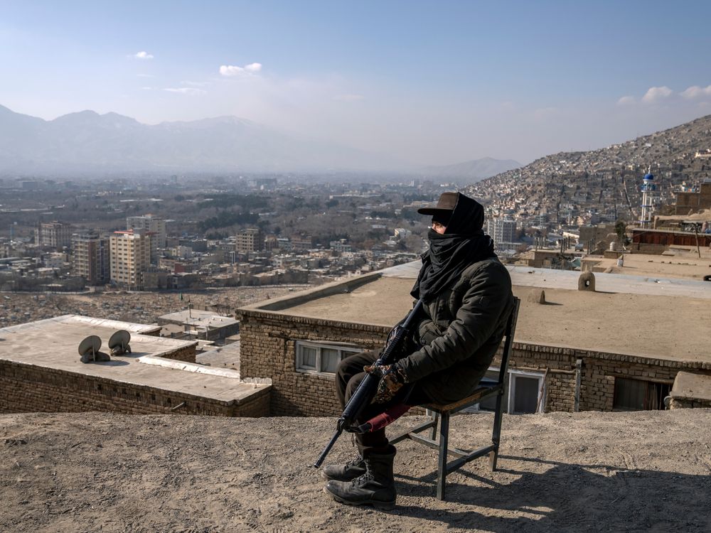 cover art for Los talibanes de Afganistán ejecutan públicamente a un hombre condenado por asesinato.