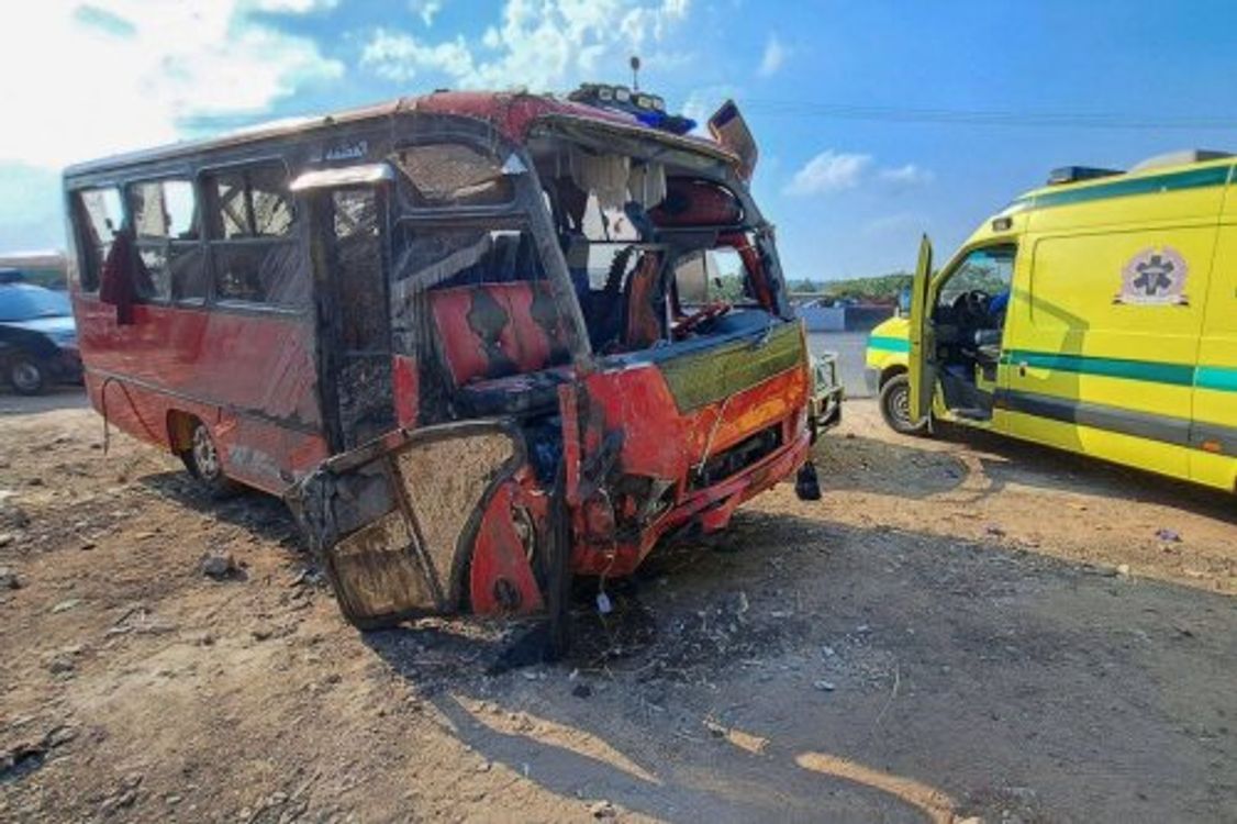 cover art for Un minibús choca contra un camión estacionado y mueren 15 personas en Egipto.