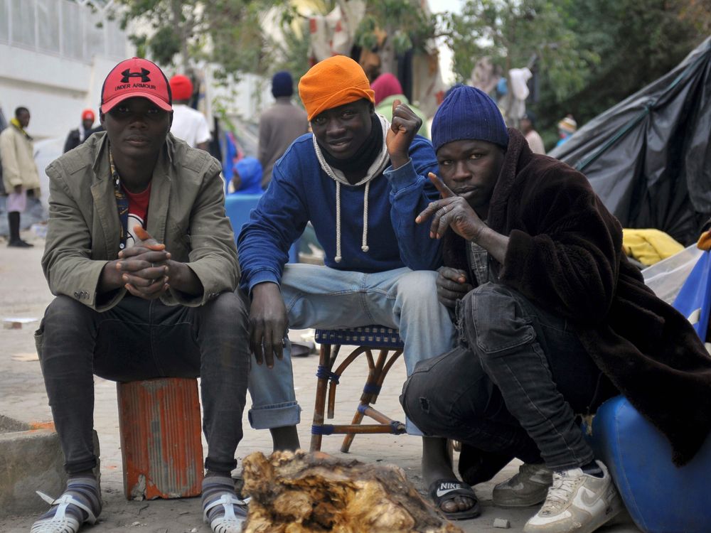 cover art for Los subsaharianos relatan el "infierno" de Túnez en medio de la represión.