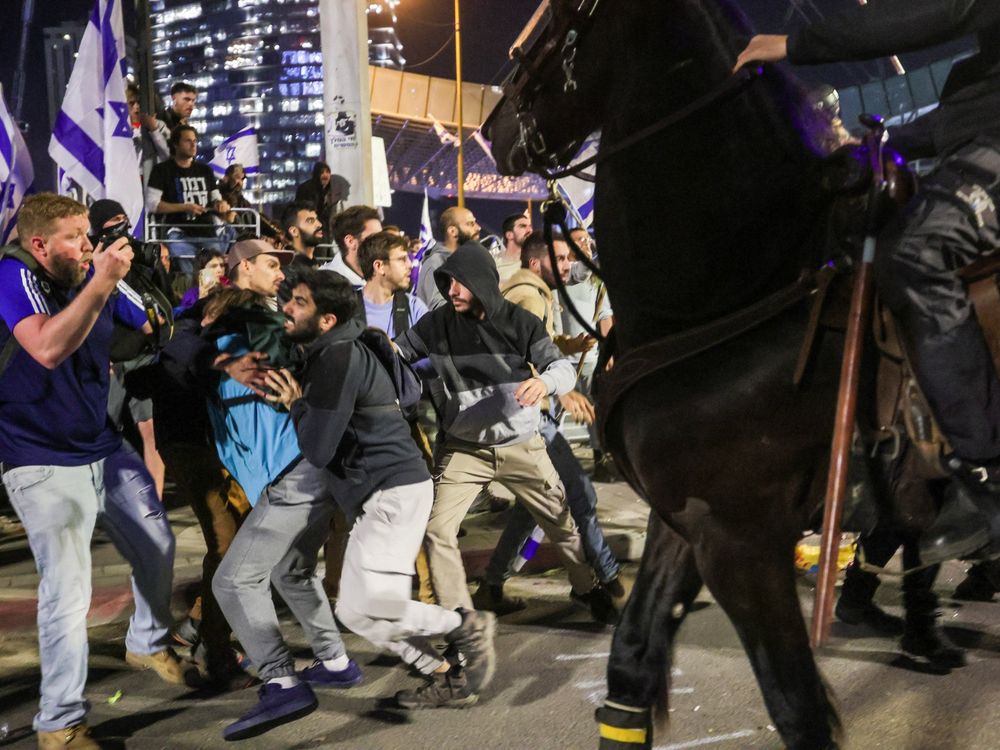 cover art for El presidente estadounidense Biden y el primer ministro israelí Netanyahu intercambian palabras sobre las protestas.