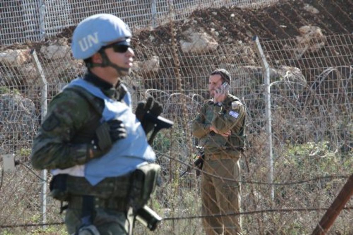 cover art for Líbano pide la retirada de la alambrada de espino erigida por Israel en la frontera.