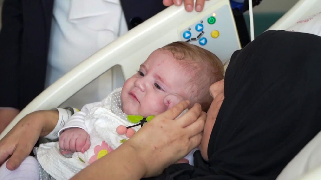 cover art for Un misterioso bebé se reúne con su madre 54 días después del terremoto de Turquía.