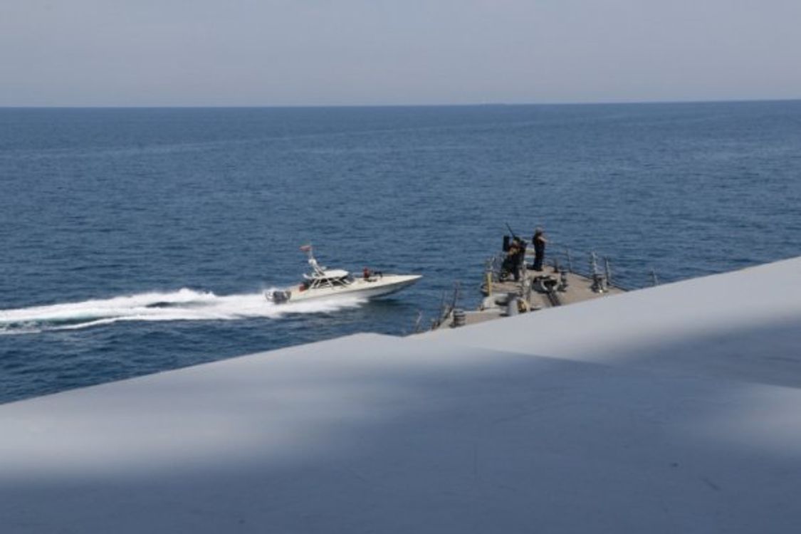 cover art for La Guardia Revolucionaria: Una nueva confrontación entre las fuerzas iraníes y los buques de guerra estadounidenses en las aguas del Golfo