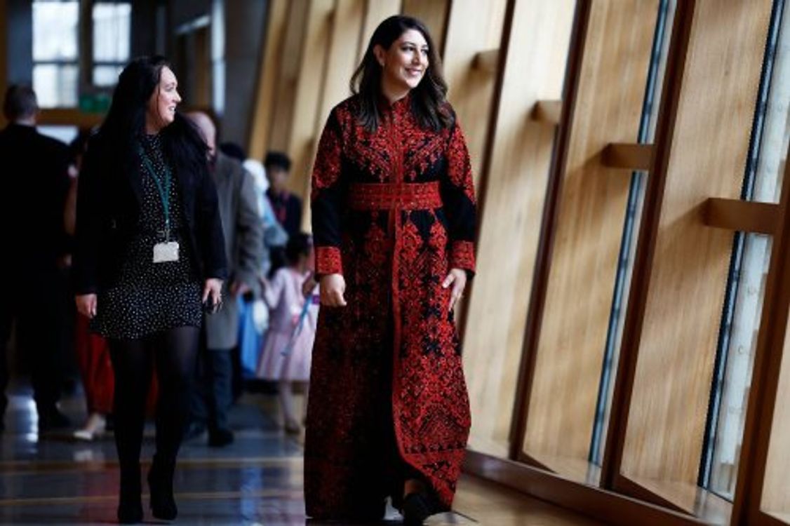 cover art for La esposa del nuevo primer ministro viste el traje tradicional palestino en el Parlamento en Escocia.