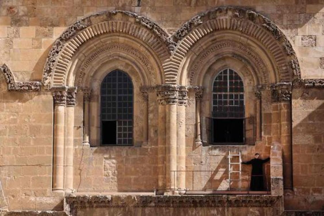 cover art for Extremistas judíos escriben consignas de odio en el muro de una iglesia de Jerusalén.