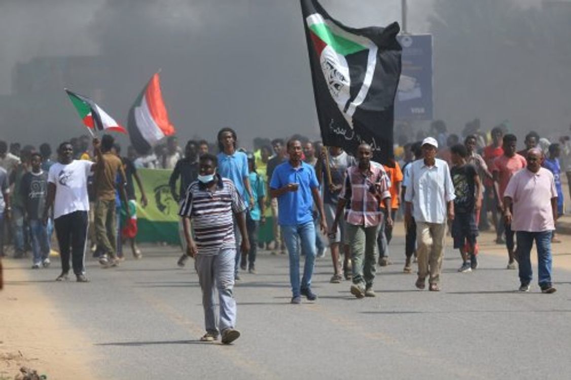 cover art for Los enviados británicos expresan su apoyo a cualquier solución que satisfaga al pueblo sudanés.