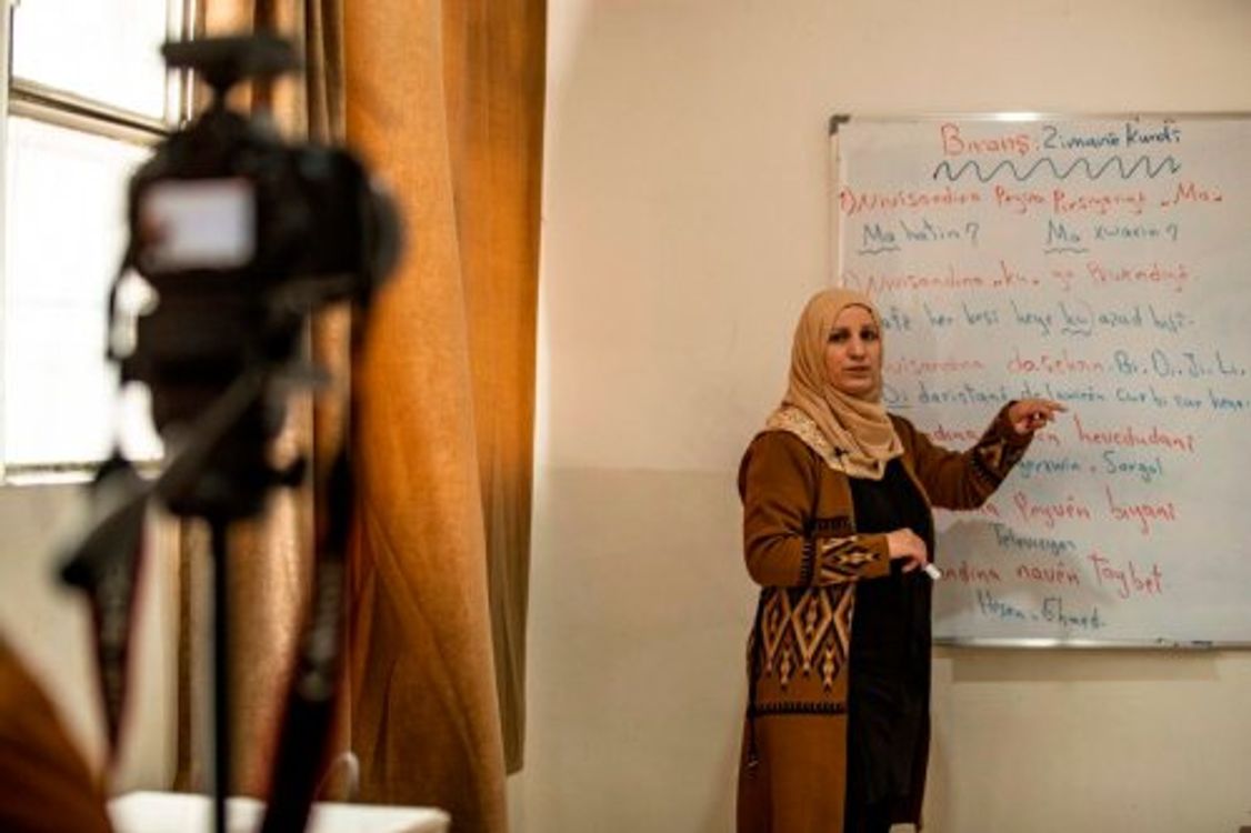 cover art for La oposición siria permite un curso de lengua kurda en una universidad del norte de Siria.