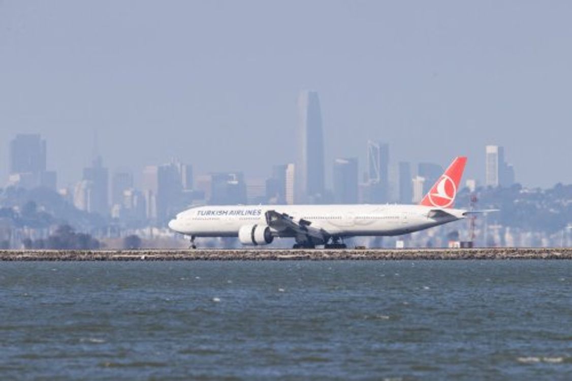 cover art for Turkish Airlines evacuará hoy a 30.000 personas más de la zona del terremoto.