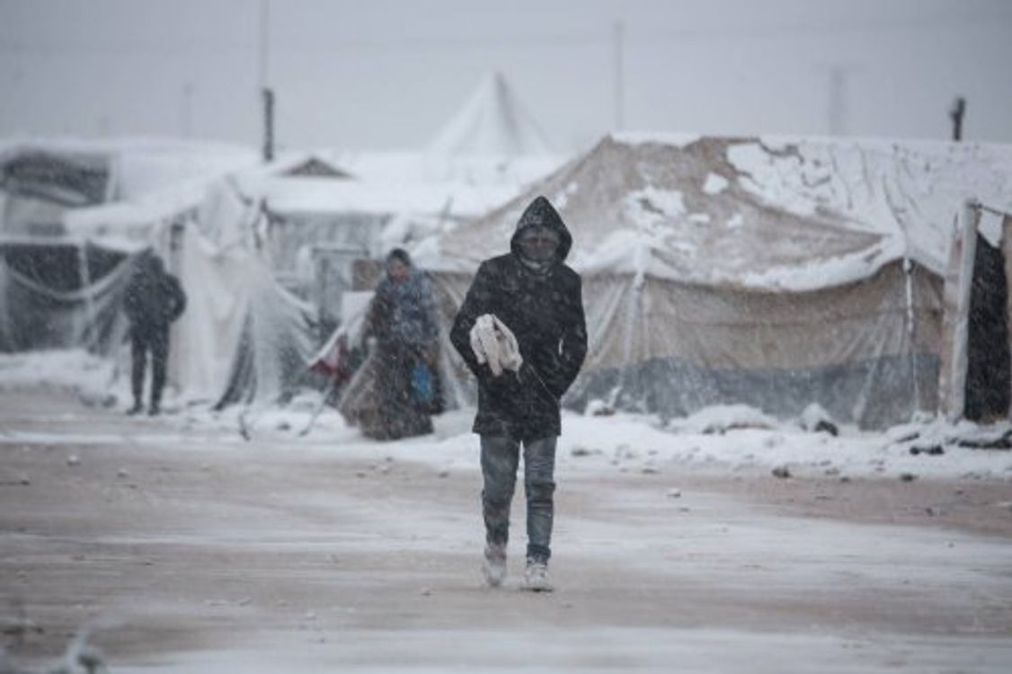 cover art for La nieve agrava el dolor de los refugiados sirios en Líbano.
