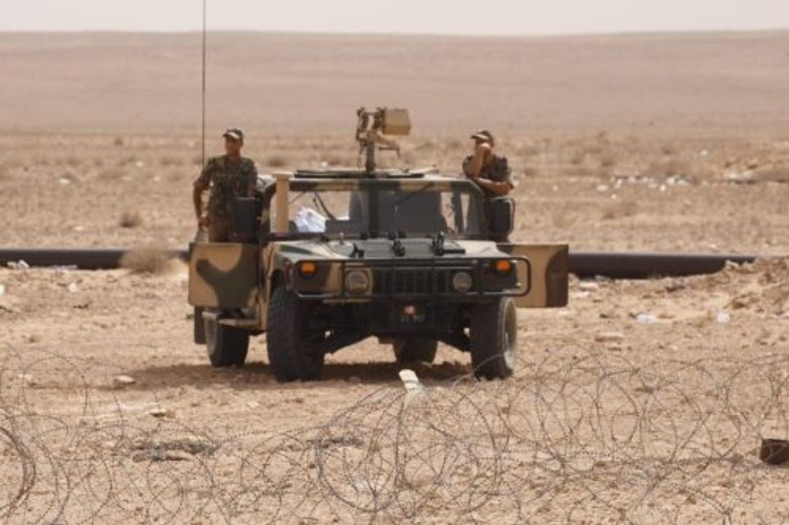 cover art for El ejército tunecino investiga a una activista política.