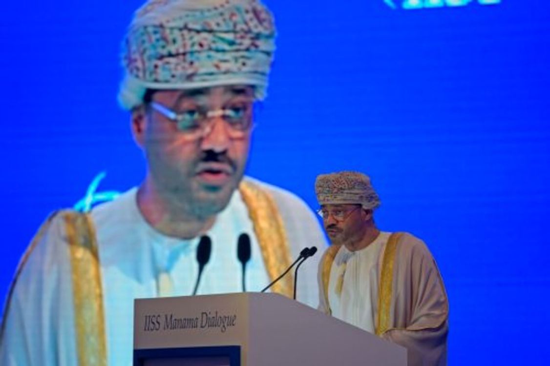 cover art for Omán y la ONU discuten los esfuerzos para mantener la tregua en Yemen.