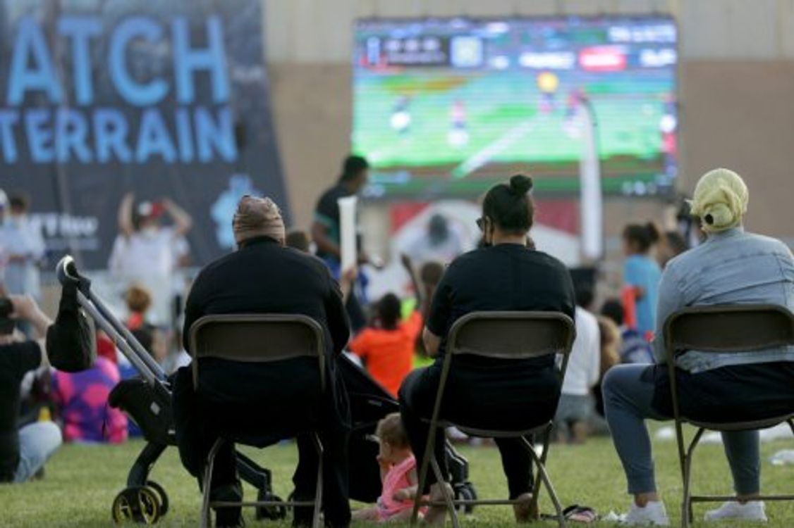 cover art for París cancela las proyecciones públicas de los partidos de la Copa Mundial de la FIFA .
