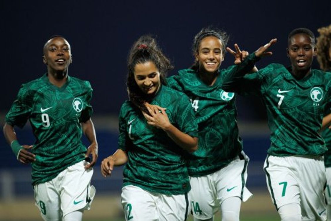 cover art for La selección femenina de fútbol saudí empata en su primer partido internacional en su país.