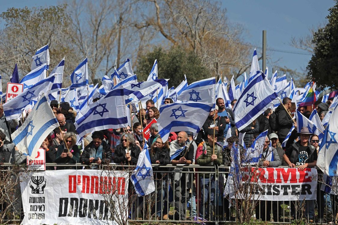 cover art for Protestas en el Parlamento israelí por los planes de Netanyahu sobre el poder judicial.
