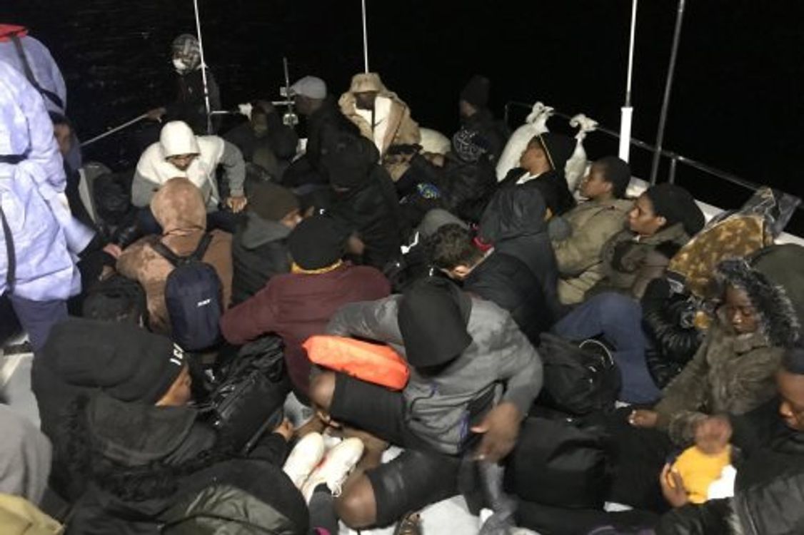 cover art for Los sirios regresan de Turquía después de alentar las medidas de seguridad.