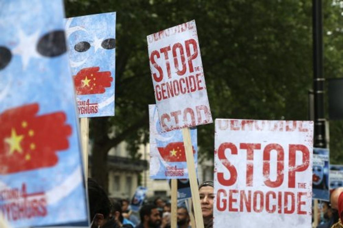 cover art for Diplomáticos de 30 países musulmanes visitaron la región china de Xinjiang.